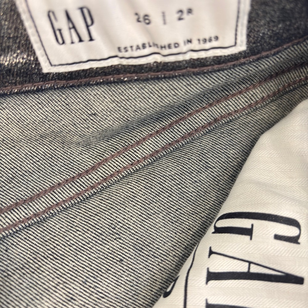 GAP NWT Stunning Metallic Silver Shine Women's 90s Straight Jeans 26R - Picture 5 of 6